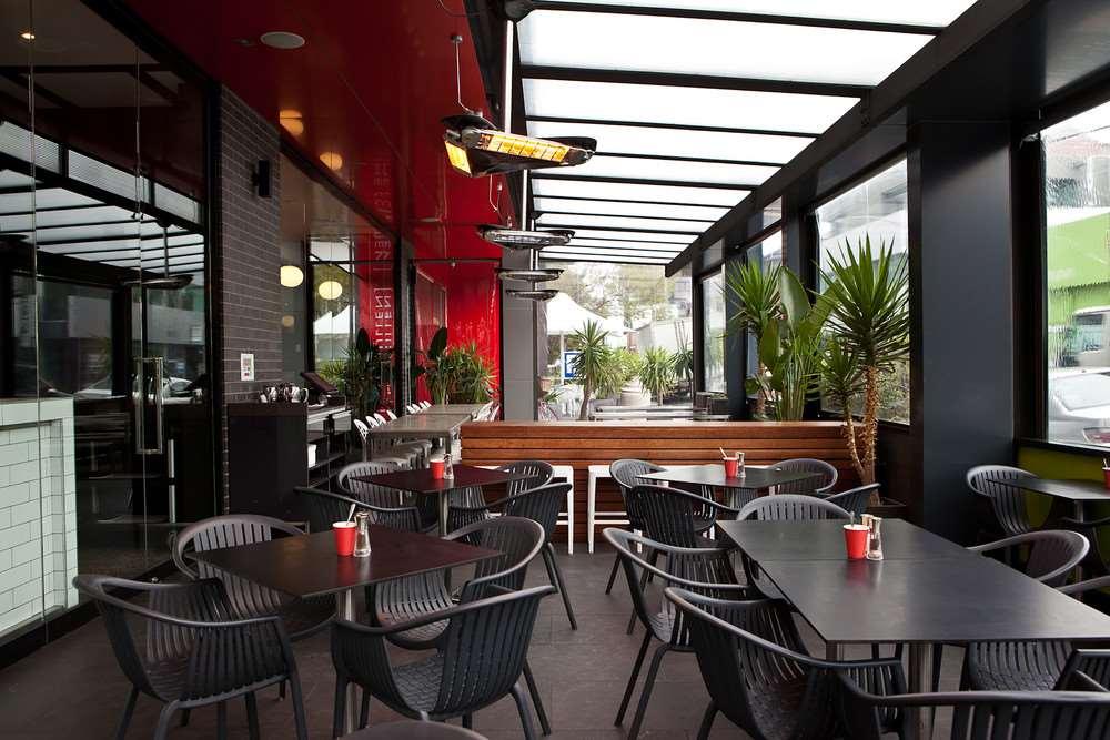 The Cullen Melbourne - Art Series Restaurant bilde The interior of a typical McDonald's restaurant