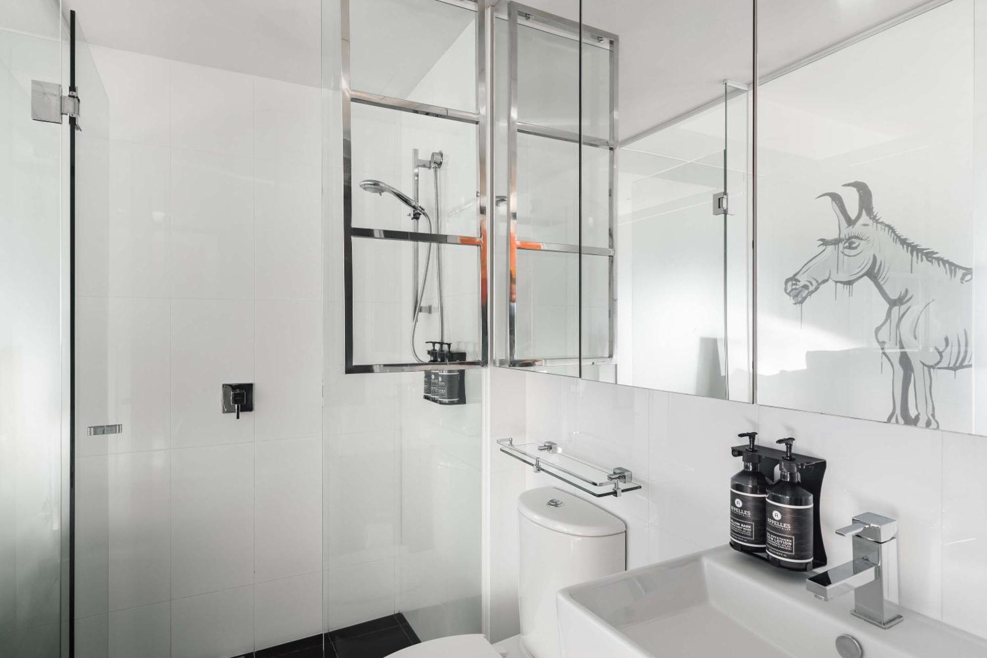 The Cullen Melbourne - Art Series Eksteriør bilde A shower cubicle